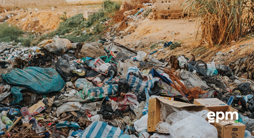 Aumento do lixo e consumo de matérias-primas devido a produtos de vida curta e baixa reciclagem